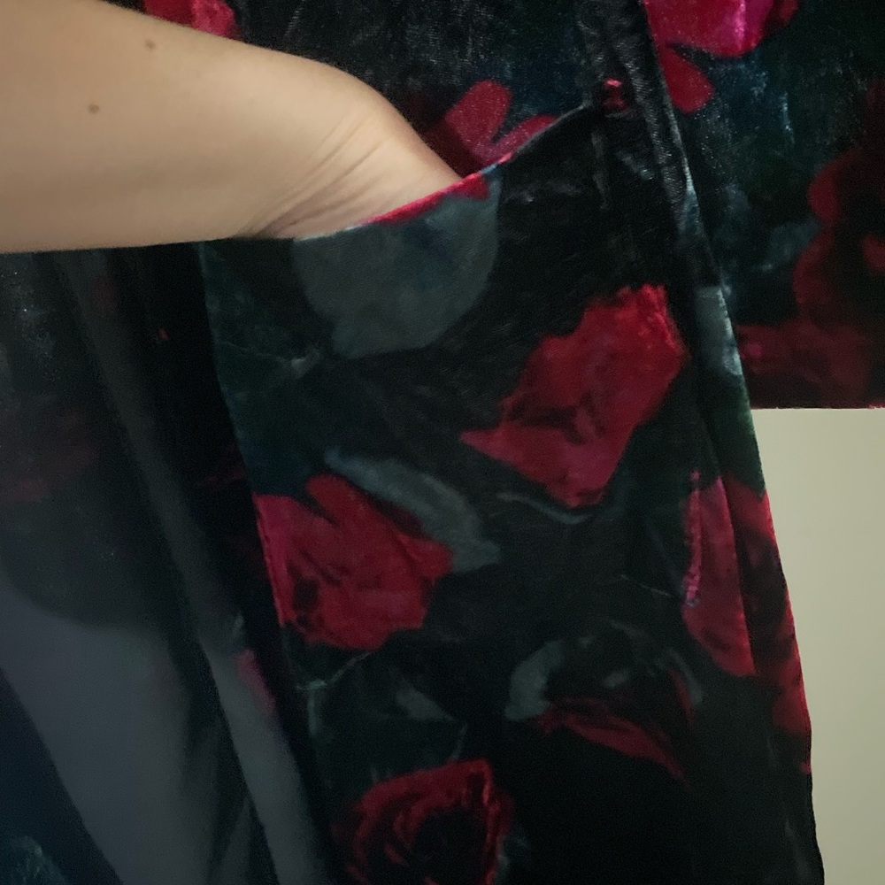 Torrid Black and Rose Velvet Duster - Picture 8 of 10